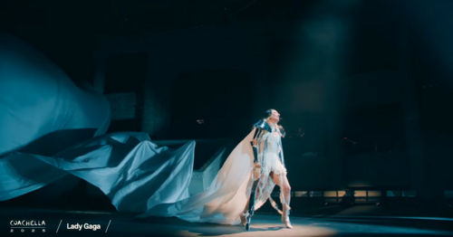 GAGACHELLA 沙漠歌劇院裡燃燒的夢與愛！女神卡卡重返 Coachella 女王加冕五幕劇